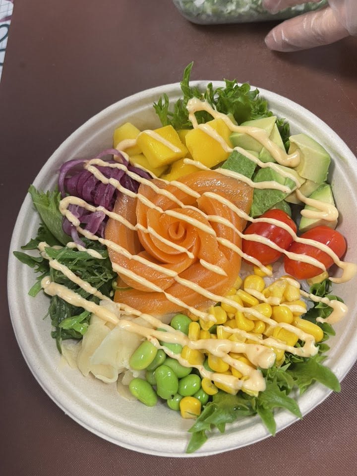 Poké bowl med en ros av lax i mitten